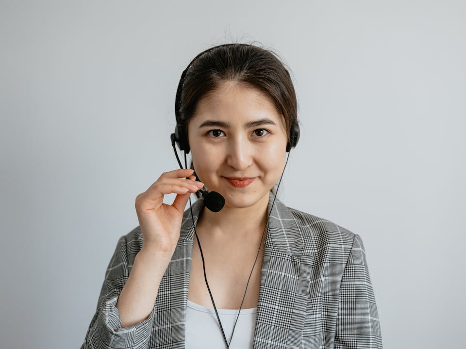 Agente de empresa de utilities con headset gestionando cobranza y pagos