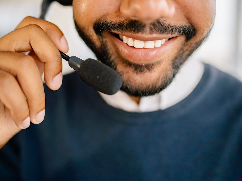 Agente de contact center de empresa de energía con headset gestionando reportes de corte